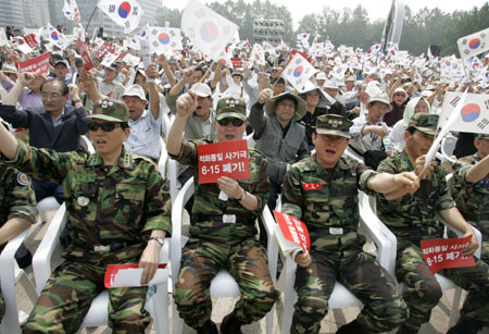 Conservative right-wing protesters, including war veterans, shout slogans at a rally supporting the government's deal for U.S. beef import and its free trade agreement (FTA) deal with the U.S., in Seoul June 10, 2008. 