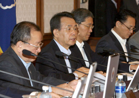 South Korea's Prime Minister Han Seung-soo (C) presides over a cabinet council meeting at the Integrated Government Complex in Seoul June 10, 2008. The entire South Korean cabinet Tuesday offered its resignation to President Lee Myung-Bak over U.S. beef dispute, Yonhap news agency reported.