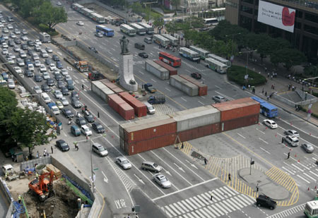Police set up containers on the streets to block protesters' march before an anti-government rally in the central Seoul June 10, 2008. About one million people will hold the rally demanding the full-scale renegotiation of a beef deal with the U.S. and the resignation of President Lee Myung-bak.