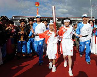 Torchbearer He Zhensheng (L) of the Naxi ethnic group and Zhang Zilan run during the 2008 Beijing Olympic Games torch relay in Lijiang, city of southwest China's Yunnan Province on June 10, 2008. (Xinhua/Liu Lihang)