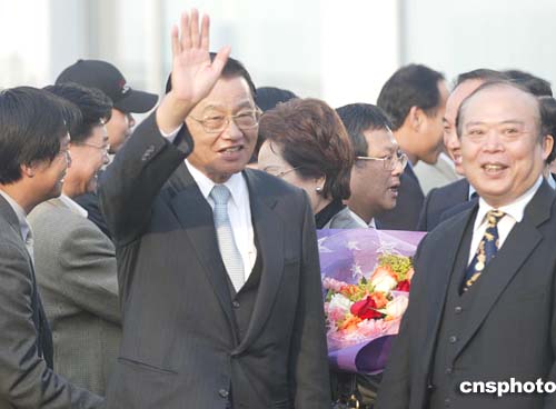 图文：国民党副主席江丙坤抵达北京首都机场