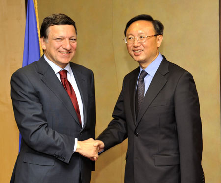 European Commission President Jose Manuel Barroso (L) shakes hands with Chinese Foreign Minister Yang Jiechi in Brussels, capital of Belgium, on June 11, 2008.