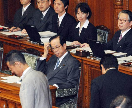 Japanese Prime Minister Yasuo Fukuda (C) attends meeting of upper house on June 11, 2008. Japan's opposition-led upper house on Wednesday approved a nonbinding censure motion against Prime Minister Yasuo Fukuda.