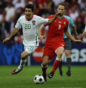 Portugal's Deco (L) vies with Czech Republic's Jan Polak during their Euro 2008 Group A football match in Geneva, Switzerland, June 11, 2008. Portugal won the match 3-1.