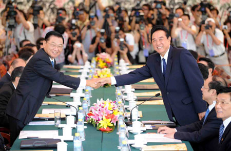Chen Yunlin (R), Chairman of Chinese mainland's Association for Relations Across the Taiwan Strait (ARATS), shakes hands with Chiang Pin-kun, Chairman of the Taiwan-based Straits Exchange Foundation (SEF) in Beijing, capital of China, June 12, 2008. ARATS chairman Chen Yunlin and SEF chairman Chiang Pin-kun started their talks here at around 9:00 a.m. Thursday. 
