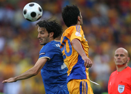 Italy's Gianluca Zambrotta (L) heads for the ball with Romania's Nicolae Dica during the Euro 2008 Group C football match on June 13, 2008 in Zurich, Switzerland. The match ended in 1-1.