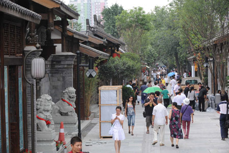 Tourists stroll at a historical culture preservation district in Chengdu, capital of southwest China's Sichuan Province, June 13, 2008. The city is trying hard to recover its tourism after the devastating earthquakes in May. 