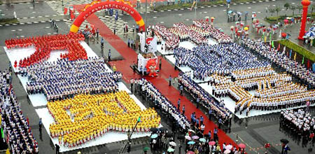 Photo: Immigrators embrace Beijing Olympic torch with enthusiasm