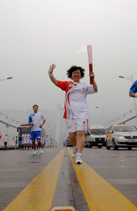 Photo: Running torchbearer in Chongqing