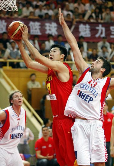 图文-[热身]中国男篮76-66胜克罗地亚大郅上篮