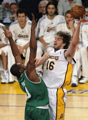 Los Angeles Lakers Pau Gasol (R) shoots over Boston Celtics Leon Powe during first quarter in Game 5 of the NBA Finals basketball championship in Los Angeles, June 15, 2008. 