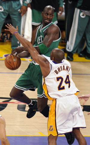 Boston Celtics Kevin Garnett (L), looks to pass over Los Angeles Lakers Kobe Bryant during first quarter in Game 5 of the NBA Finals basketball championship in Los Angeles, June 15, 2008. 