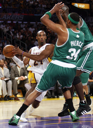 Los Angeles Lakers guard Kobe Bryant (L) tries to drive to the basket around Boston Celtics forwards Paul Pierce (34) and Kevin Garnett in the first quarter during Game 5 of the NBA Finals basketball championship in Los Angeles, June 15, 2008. 