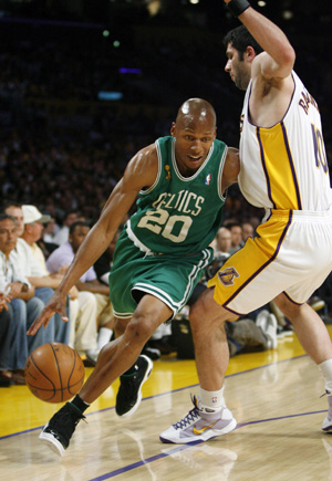 Boston Celtics Ray Allen (L) drives around Los Angeles Lakers Vladimir Radmanovic in the first quarter during Game 5 of the NBA Finals basketball championship in Los Angeles, June 15, 2008. 