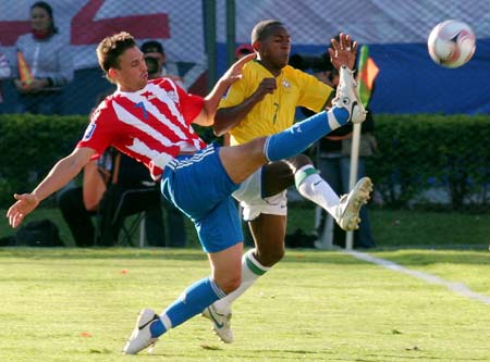 Paraguay's Jonathan Santana (L) fights for the ball with Brazil's Mineiro during their World Cup 2010 qualifying soccer match in Asuncion June 15, 2008. (Xinhua/Reuters Photo)