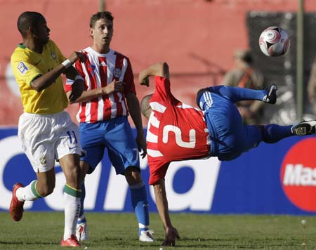 Paraguay's Dario Veron (R) tries to control the ball in front of team mate Jonathan Santana and Brazil's Robinho during their World Cup 2010 qualifying soccer match in Asuncion June 15, 2008. (Xinhua/Reuters Photo)