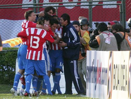 Paraguay's Roque Santa Cruz (C) celebrates his goal against Brazil with teammates during their World Cup 2010 qualifying soccer match in Asuncion June 15, 2008.