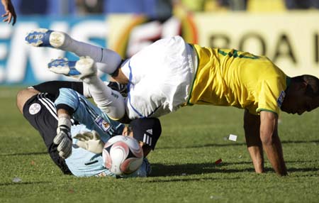 Paraguay's goalkeeper Justo Villar (L) fights for the ball with Brazil's Luis Fabiano during their World Cup 2010 qualifying soccer match in Asuncion June 15, 2008. 