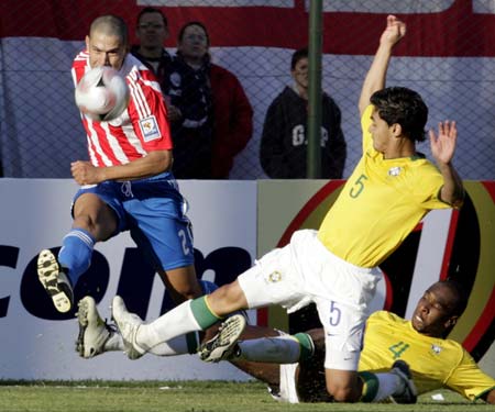 Paraguay's Dario Veron (L) fights for the ball with Brazil's Josue (5) and Juan during their World Cup 2010 qualifying soccer match in Asuncion June 15, 2008.(Xinhua/Reuters Photo)