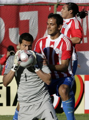 Brazil's goalie Julio Cesar (1) catches the ball as Paraguay's Roque Santa Cruz (C) looks on during their World Cup 2010 qualifying soccer match in Asuncion June 15, 2008. (Xinhua/Reuters Photo)