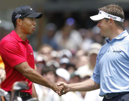 Tiger Woods (L) and Lee Westwood of Britain shake hands at the start of the fourth round of the U.S. Open golf championship at Torrey Pines in San Diego June 15, 2008. (Xinhua/Reuters Photo)