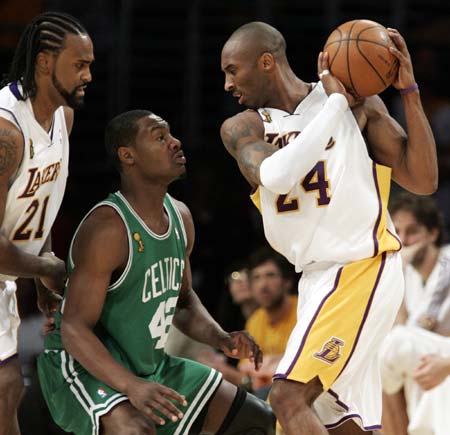 Boston Celtics guard Tony Allen (C) tries to guard Los Angeles Lakers guard Kobe Bryant (R) and center Ronny Turiaf in the second quarter during Game 5 of the NBA Finals basketball championship in Los Angeles, June 15, 2008. (Xinhua/Reuters Photo)
