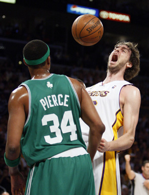 Los Angeles Lakers forward Pau Gasol (R) of Spain screams after grabbing a rebound and making basket in front of Boston Celtics Paul Pierce during Game 5 of the NBA Finals basketball championship in Los Angeles, June 15, 2008.  
