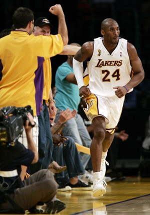 Fans cheer after Los Angeles Lakers Kobe Bryant (R) hit a three point basket against the Boston Celtics during Game 5 of the NBA Finals basketball championship in Los Angeles, June 15, 2008.