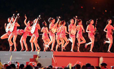 Chinese women clad in in red short cheong-sams, pictured at the 2004 Athens Games closing ceremonies, sing a Chinese folk song 'jasmineflower'. [Chinanews.com]