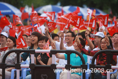Photos: Citizens cheer along the relay route