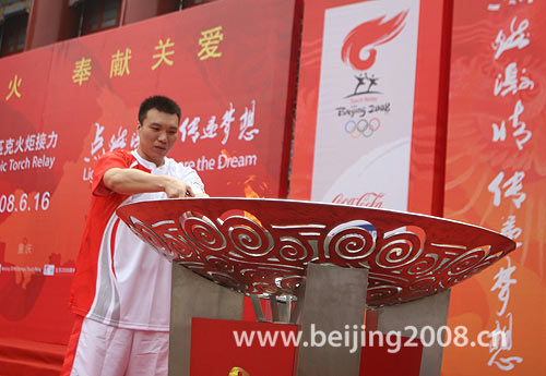 Photo: The last torchbearer Li Bin ignites the cauldron