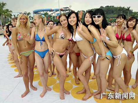 Australian women dressed in bikinis pose for a photographer on Sydney's Bondi Beach in this September 26, 2007 file photo, setting a Guinness world record for the largest swimsuit photo shoot which has since been beaten by a recent photo shoot in Guangzhou with 1,202 people. 