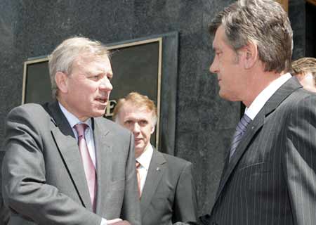 Ukrainian President Viktor Yushchenko (R) greets NATO Secretary General Jaap de Hoop Scheffer in Kiev, capital of Ukraine, June 16, 2008.