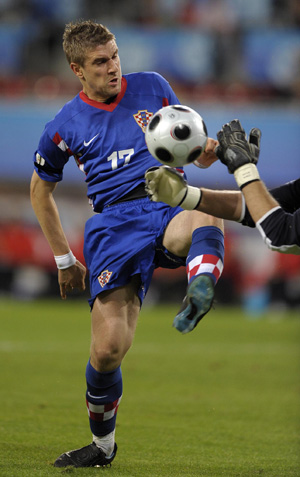 Croatia&apos;s Ivan Klasnic competes during a Euro 2008 Group B football match between Croatia and Poland in Klagenfurt, Austria, June 16, 2008. (Xinhua/Qi Heng)