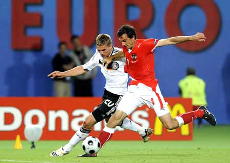 Germany&apos;s Lukas Podolski (L) vies with Austria&apos;s Martin Stranzl during a Euro 2008 Group B football match in Vienna June 16, 2008. 