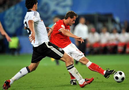 Germany&apos;s Michael Ballack (L) vies with Austria&apos;s Juergen Saeumel during a Euro 2008 Group B football match in Vienna June 16, 2008. Germany won the match 1-0. (Xinhua/Zhang Ming)