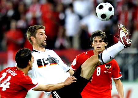 Germany's Thomas Hitzlsperger (C) vies with Austrian players during a Euro 2008 Group B football match in Vienna June 16, 2008. 