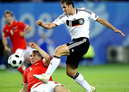 Germany's Miroslav Klose (R) vies with Austria's Emmanuel Pogatetz during a Euro 2008 Group B football match in Vienna June 16, 2008. 