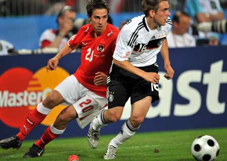 Germany's Philipp Lahm (R) vies with Austria's Martin Harnik during a Euro 2008 Group B football match in Vienna June 16, 2008.