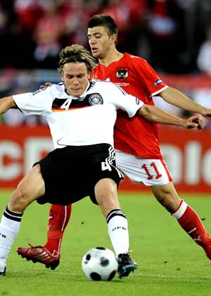 Germany's Clemens Fritz (Front) vies with Austria's Umit Korkmaz during a Euro 2008 Group B football match in Vienna June 16, 2008. 