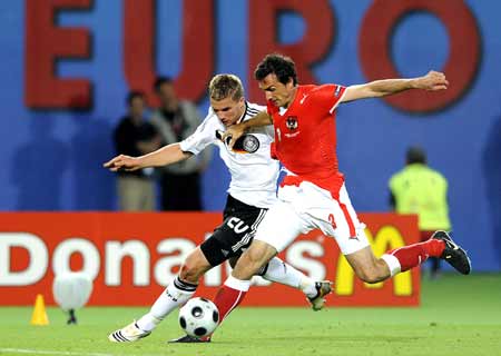 Germany's Lukas Podolski (L) vies with Austria's Martin Stranzl during a Euro 2008 Group B football match in Vienna June 16, 2008. 