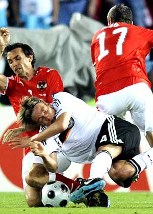 Germany's Clemens Fritz (C) vies with Austrian players during a Euro 2008 Group B football match in Vienna June 16, 2008.