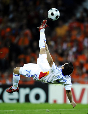 Rpmania's Florentin Petre shoots during Euro 2008 Group C football match against Netherlands in Bern, Switzerland, June 17, 2008. Netherlands won 2-0. (Xinhua/Guo Yong) 