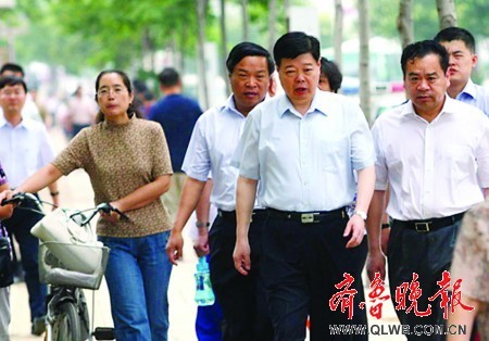 Jiang Yikang (C), secretary of the Communist Party of China Shandong Committee, travels to work on foot in the capital city of Jinan on June 16, 2008. [Photo: qlwb.com.cn]