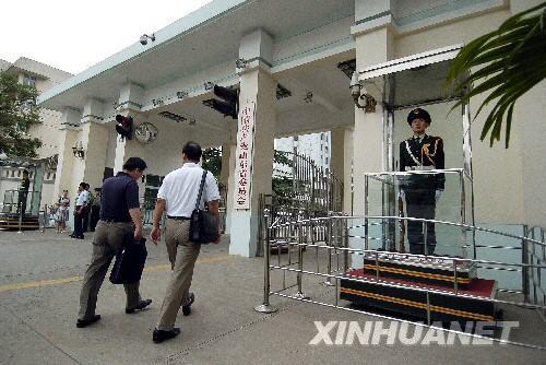 Civil servants walk to the office of the Shandong provincial government in Jinan on June 16, 2008. [Photo: xinhuanet]