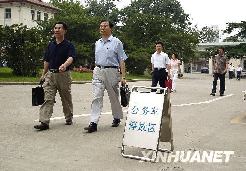 Civil servants walk to the office of the Shandong provincial government in Jinan on June 16, 2008. [Photo: xinhuanet]