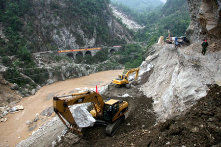 Photo taken on June 6, 2008 shows construction machines repairing a road linking towns of Suishui and Gaochuan in Anxian County of quake-hit Sichuan Province, southwest China. 