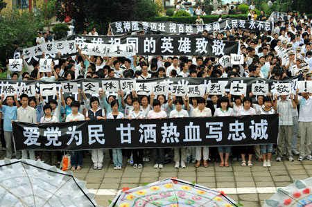 Local people hold banners to bid farewell to Zhang Peng, a crew member of the crashed helicopter on a quake relief mission on May 31, in Tengzhou City, east China's Shandong Province, June 17, 2008. Zhang's bone ash is returned to his home town of Tengzhou on Tuesday. A Mi-171 military transport helicopter carrying five crew members and injured civilians crashed 7.5 kilometers from Yingxiu Town in the quake-hit southwest China's Sichuan Province on May 31. Searchers found the crash site after a 12-day search.