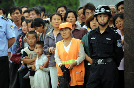  Local people gather to bid farewell to Zhang Peng, a crew member of the crashed helicopter on a quake relief mission on May 31, in Tengzhou City, east China's Shandong Province, June 17, 2008.