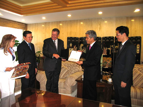 图为中国驻墨西哥大使殷恒民接受慰问信和捐款。